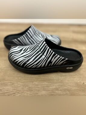 Oofos oocloog zebra print slip on clogs sz.7 recovery comfort nursing travel